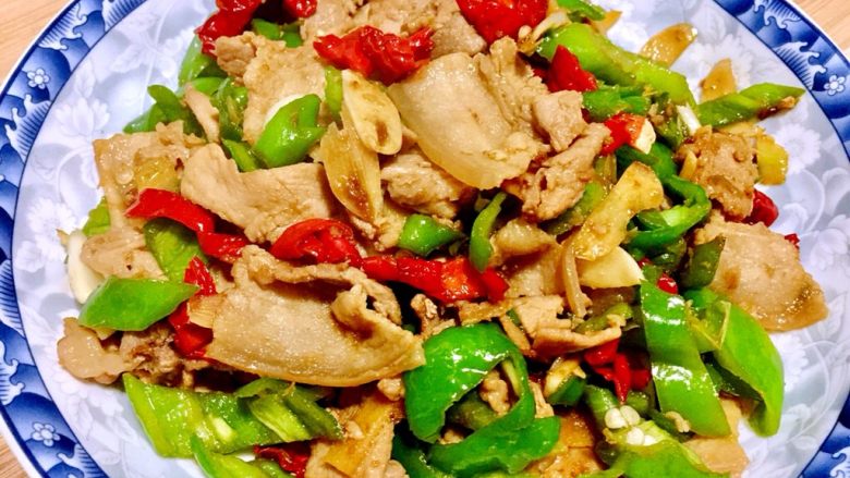 似是小炒肉的尖椒炒肉,尖椒炒肉+白米饭,完美的搭配^o^