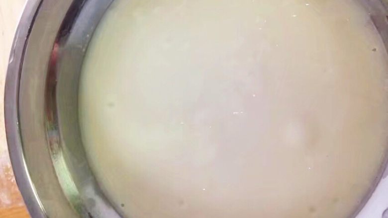 老京味-驴打滚儿,盖上保鲜膜,上火蒸20分钟左右。