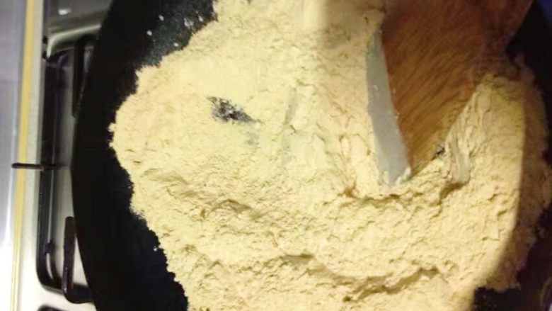 老京味-驴打滚儿,这个时候就可以炒豆粉了,小火,频频翻炒,闻到豆香,颜色变黄,就好了,晾凉。(市场上有卖炒熟的豆粉)。