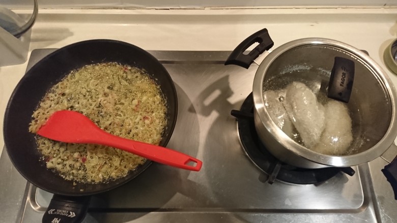 台式雞肉飯,雞胸肉時間到關火,悶著,15分鐘。紅蔥頭繼續拌炒。