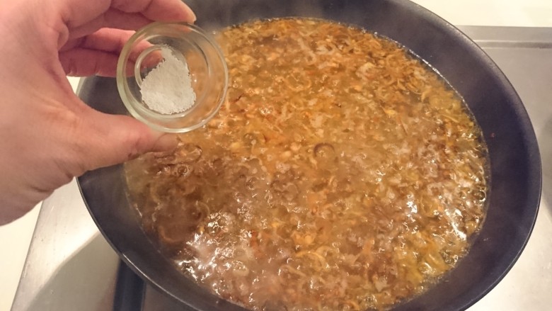 台式雞肉飯,加入調味料:鹽、鮮味素。