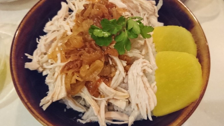 台式雞肉飯,配上香菜。完成!