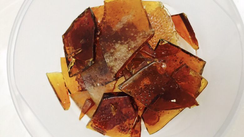 草莓糖葫芦,糖的分量是估算的,要是多熬一点,也可以放到不沾油布上,等冷却后敲碎成块,冷藏可以保存很久,下次要用小火化开就可以了