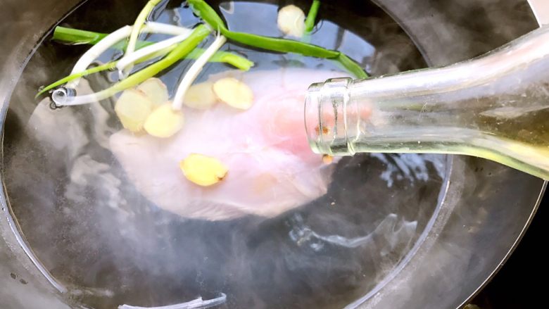 麻辣鸡丝,水开后,倒入少许料酒,转小火