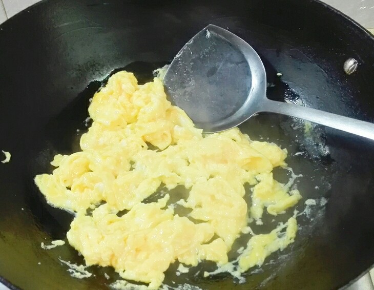 百变鸡蛋+枸杞花开海鲜菇鸡蛋,全部划散,看蛋液刚刚凝固,盛出来
