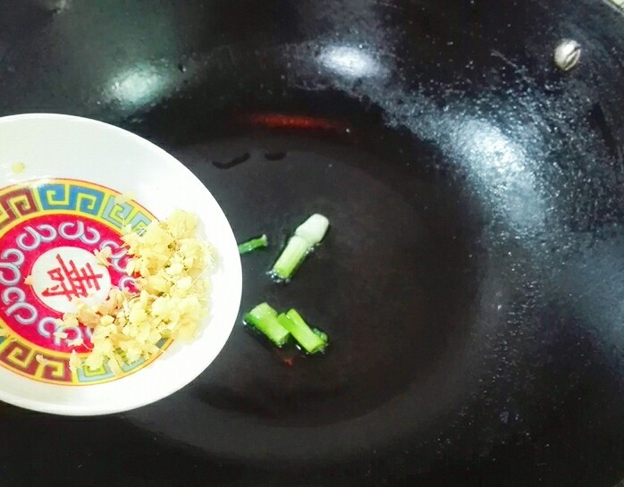 百变鸡蛋+枸杞花开海鲜菇鸡蛋,放姜末小火煸香,同时以下准备
