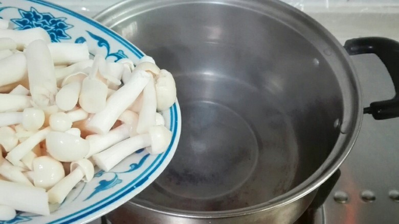 百变鸡蛋+枸杞花开海鲜菇鸡蛋,小锅水开,放海鲜菇烧开
