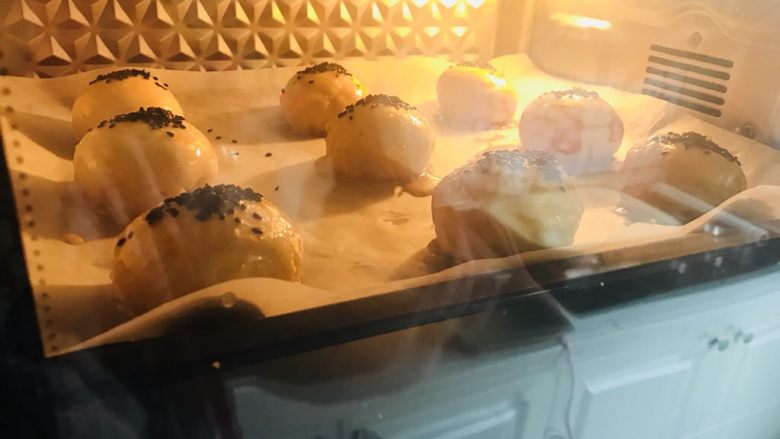 Jimmy 麻麻首秀蛋黄酥,放入预热180度的烤箱中层,上下火180度,烤约40分钟,至表面上色即可取出