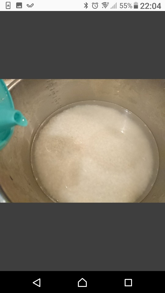 台式雞肉飯,加入正常量的“熱”水,再滴入沙拉油。