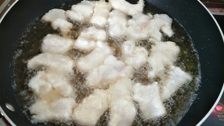 糖醋龙利鱼柳,油温升高的时候,放入鱼柳炸熟