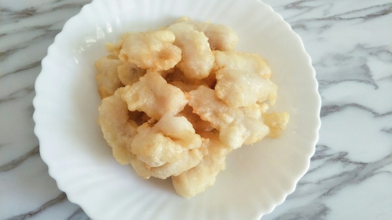 糖醋龙利鱼柳,捞出控油备用