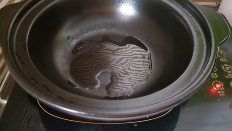 糖醋龙利鱼柳,锅烧热,加入一勺油