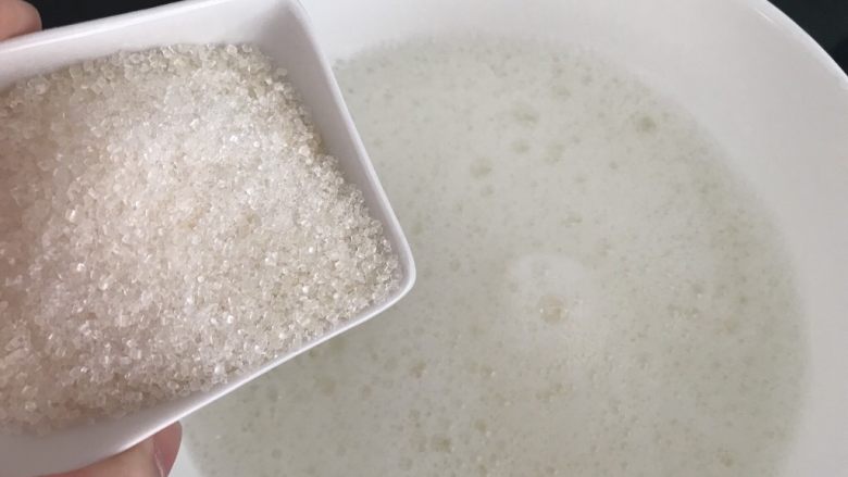 八寸南瓜戚风,蛋清里加2滴柠檬汁或白醋(去蛋腥味)
打发至大鱼眼泡状加入1/3<a style='color:red;display:inline-block;' href='/shicai/ 3729'>白糖</a>继续打发