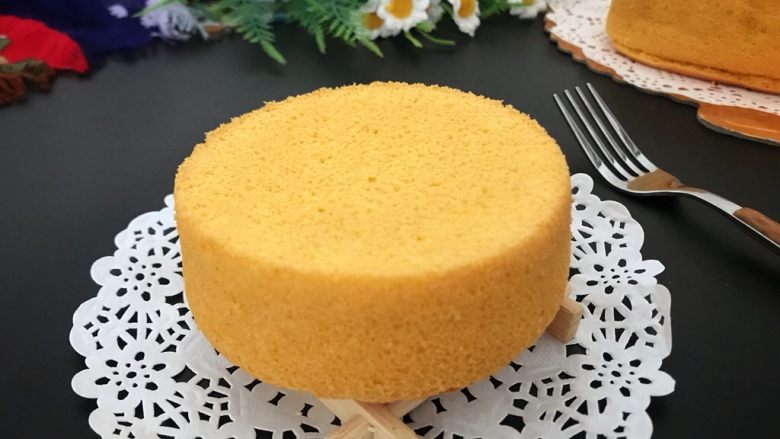 八寸南瓜戚风,出炉后,轻震2下,倒扣晾凉后脱模