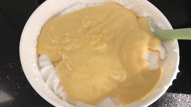 八寸南瓜戚风,然后再把拌好的南瓜蛋白糊加入到剩下的2/3蛋白里,再翻拌均匀