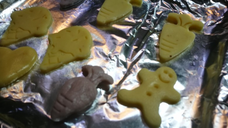 圣诞系列~姜饼人黄油饼干,白色面团做成片 用模具扣出形状 放入烤盘锡纸上 入烤箱150℃烤十分钟