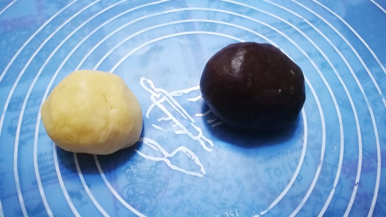 圣诞系列~姜饼人黄油饼干,黑白两个面团都从冰箱中取出来