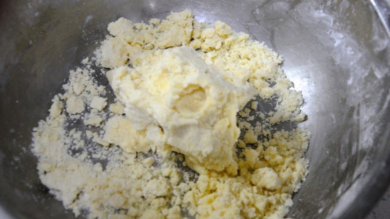 经典版蛋黄酥,这时候可以稍微用点力气去抓,黄油软化到位的话,很容易就会成团。