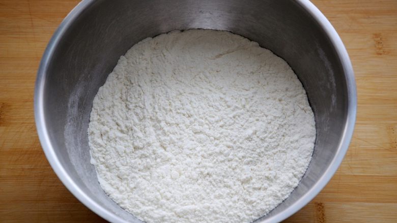 经典版蛋黄酥,先制作水油皮:称量出350g中筋面粉,就是平时用的普通面粉,放于面盆中。高筋粉当然更容易揉到完全阶段,也就是能拉出很结实坚韧的薄膜,但是对于中式点心来说,用中筋面粉做出来的成品口感更加酥。