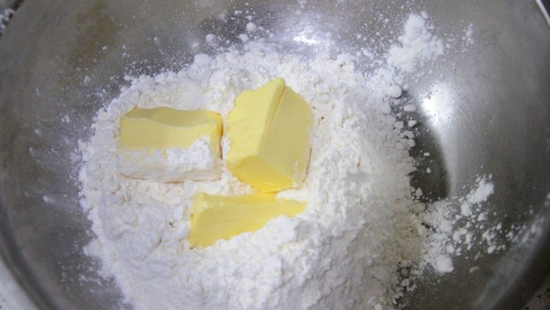 经典版蛋黄酥,再做油酥:厨师机在揉水油皮的时候,我们来做油酥,这样可以节省时间,将软化好的黄油放入200g低筋粉,黄油一定要提前软化,软化到手指能轻轻地按下去的程度,现在天气逐渐变冷了,可以放在室内温暖处,或者是选择烤箱的发酵功能慢慢软化,不要用微波炉去叮,微波炉叮的结果可能是一部分变成液体,另一部分还很硬。