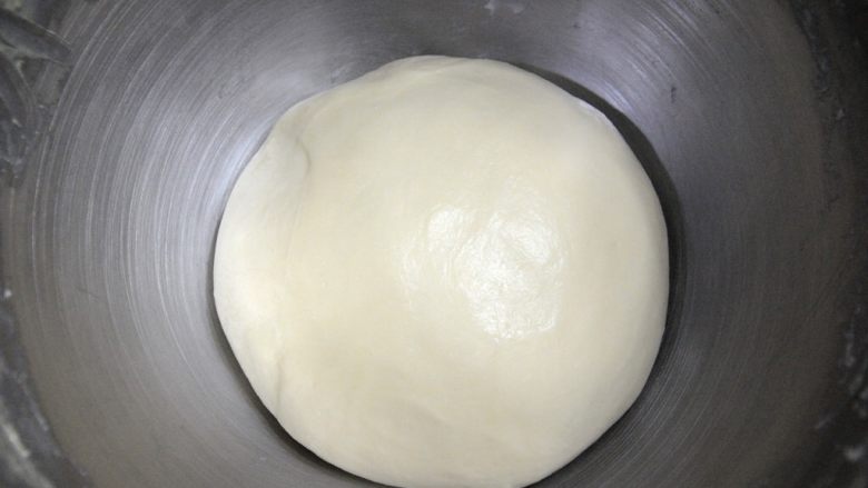 经典版蛋黄酥,8分钟2档,2分钟1档,面团就会被揉成这样光滑的样子。效率非常高,如果手揉,当然也能揉成这样,只是要花很大力气,而且时间也会比较久。