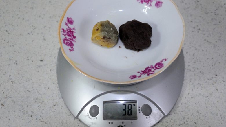 经典版蛋黄酥,咸蛋黄的重量大约在15-20g不等,根据不同蛋黄的重量,调整豆沙的用量,我平时用的馅料(蛋黄加豆沙)重量在38-40g之间,这样的蛋黄酥个头比较大,外形非常的饱满,但是对酥皮的要求比较高,馅料大的话必然要皮薄点才能包住。不熟练的话,可以把馅料重量控制在35g以下。