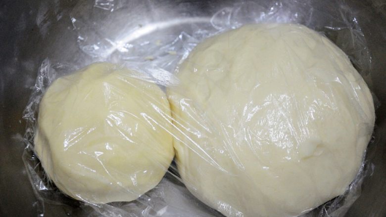 经典版蛋黄酥,水油皮和油酥都和好后,盖上保鲜膜醒一会儿,醒的目的是为了让面团松弛,便于后续的擀卷。