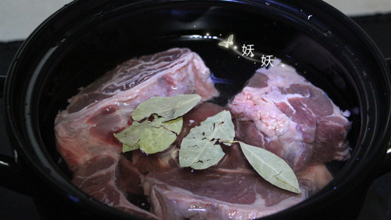 卤牛肉,冷水入锅，加几片<a style='color:red;display:inline-block;' href='/shicai/ 741'>香叶</a>，一勺<a style='color:red;display:inline-block;' href='/shicai/ 718'>料酒</a>，待水煮开就关火，目的煮去牛肉中的血水。