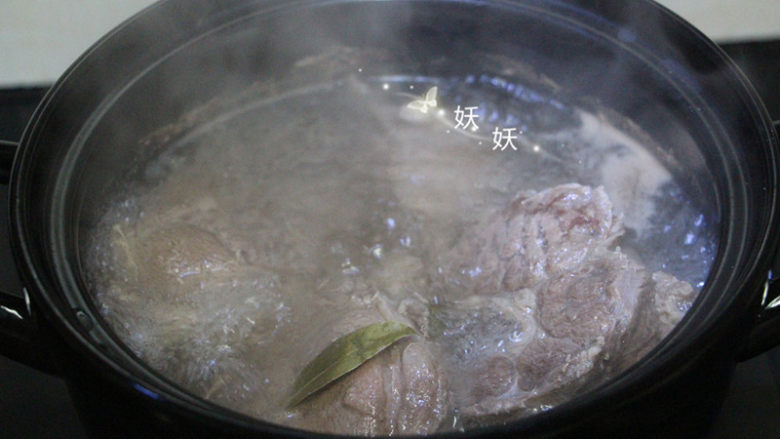 卤牛肉,不建议直接卤,这样煮过一道水后牛肉的香味也激发出来了。