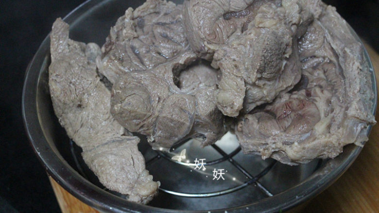 卤牛肉,将牛肉捞出，控水