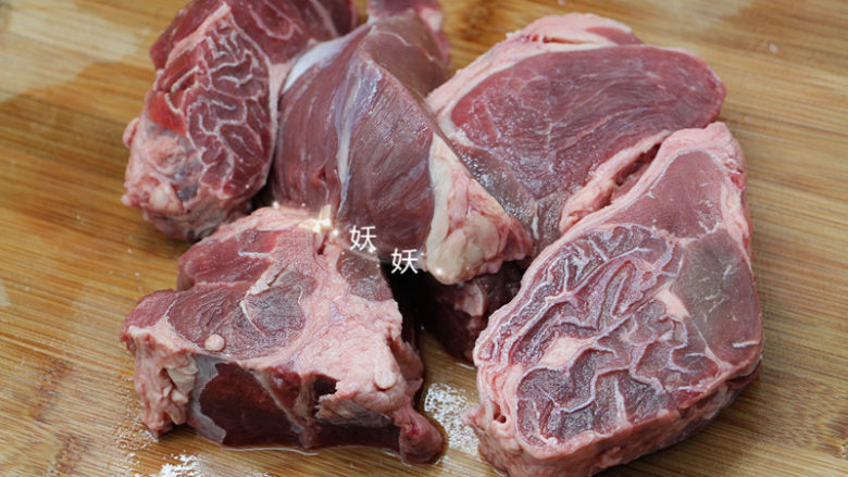 卤牛肉,<a style='color:red;display:inline-block;' href='/shicai/ 4956'>牛腱子肉</a>切大块备用。