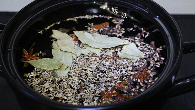 卤牛肉,另起一锅干净的水,加入香料,今天没有草果,加点草果香味会更好。