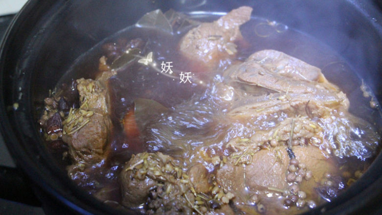 卤牛肉,开小火,视锅的保温性能和受热程度,煮60到120分钟即可。