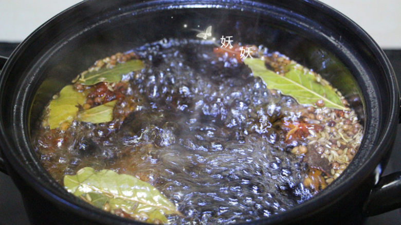 卤牛肉,将料水煮开，加入盐和<a style='color:red;display:inline-block;' href='/shicai/ 762'>老抽</a>调色。