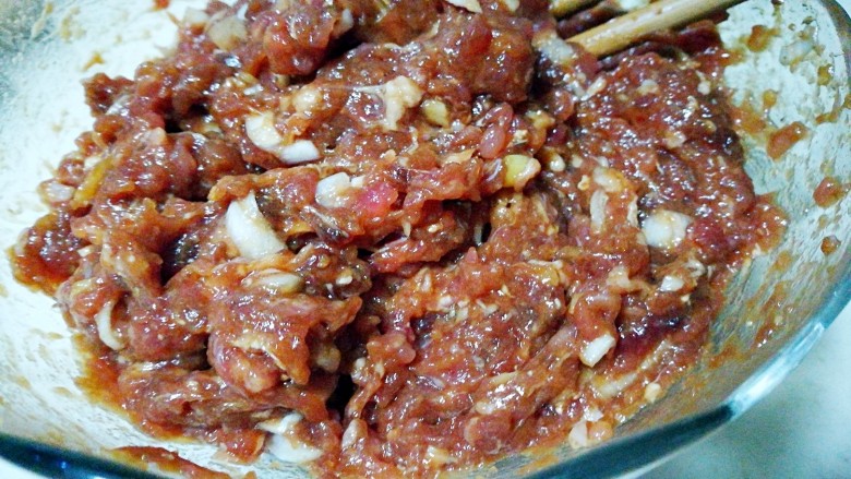 创意蒸菜~过桥豆腐,将肉馅拌匀