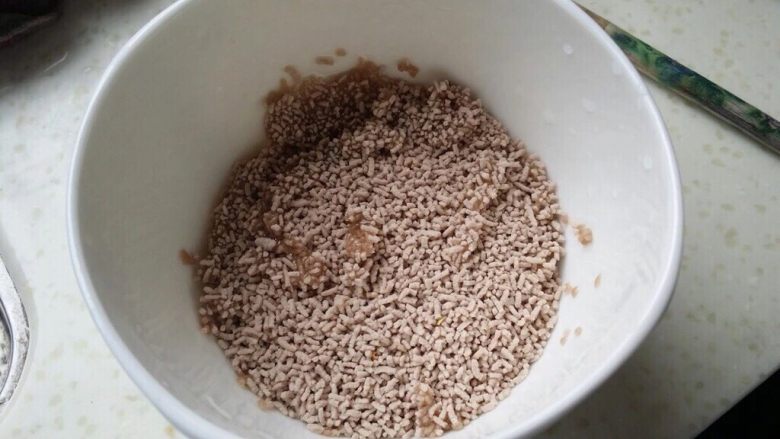 冬太烈,心太软,准备藕粉勾芡用,你也可以用淀粉,或者不勾芡,我这次就没有勾芡。