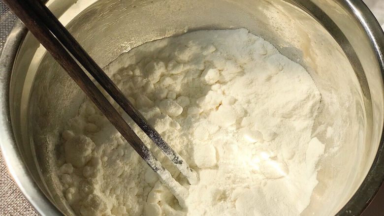 冬太烈,心太软,先加50克热水,这一步叫烫面,为了让糯米圆子更加软糯