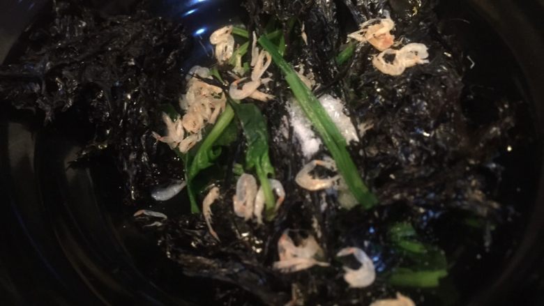 紫菜虾皮清水馄饨,碗里加紫菜,适量盐,虾皮,味精,香油