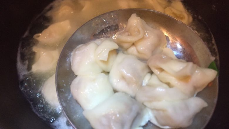 紫菜虾皮清水馄饨,捞出放入碗中,加入一大勺高汤,撒上葱花香菜就可以吃了。