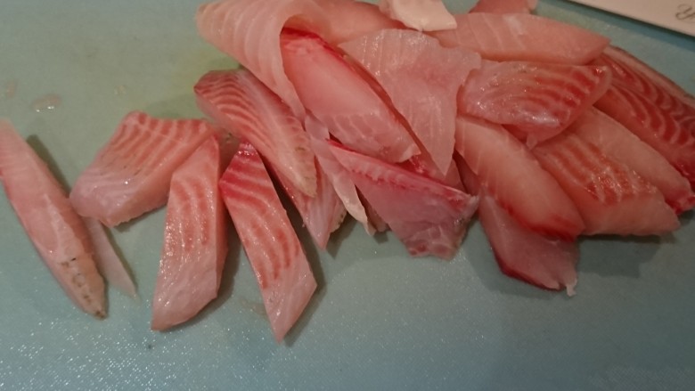 芹時明月,鯛魚片從中間對切開來,再斜切成條狀。