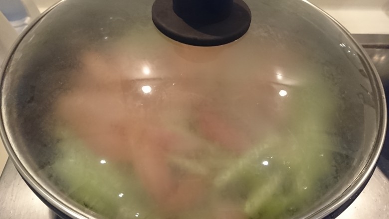 芹時明月,蓋起來,燜煮2~3分鐘到魚肉熟透,再說一次:千萬不要一直翻炒,魚肉會散的!