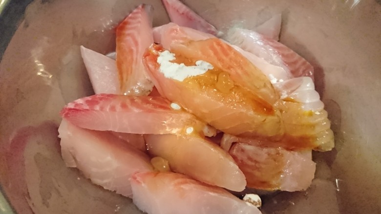 芹時明月,在魚肉裡加入醃料,用筷子輕輕拌勻後醃10分鐘。