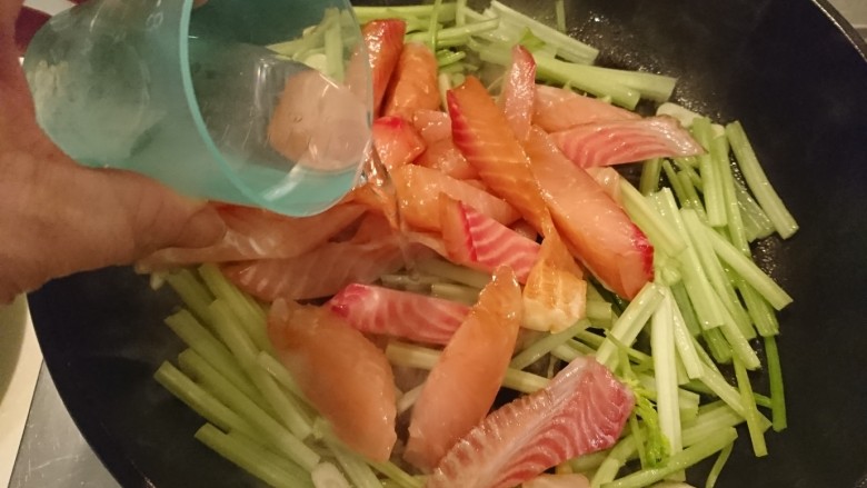芹時明月,加入1T的水,再用鍋鏟以推的方式,將食材混合開來,別炒!魚肉會散!