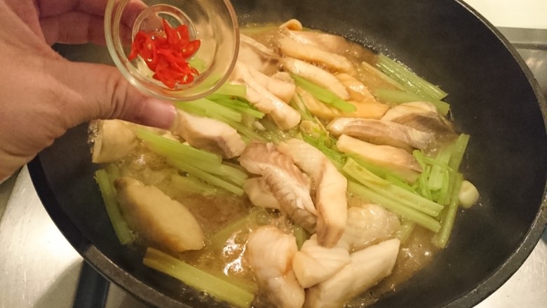 芹時明月,起鍋前加入辣椒圈,拌一下收一下湯汁即可!