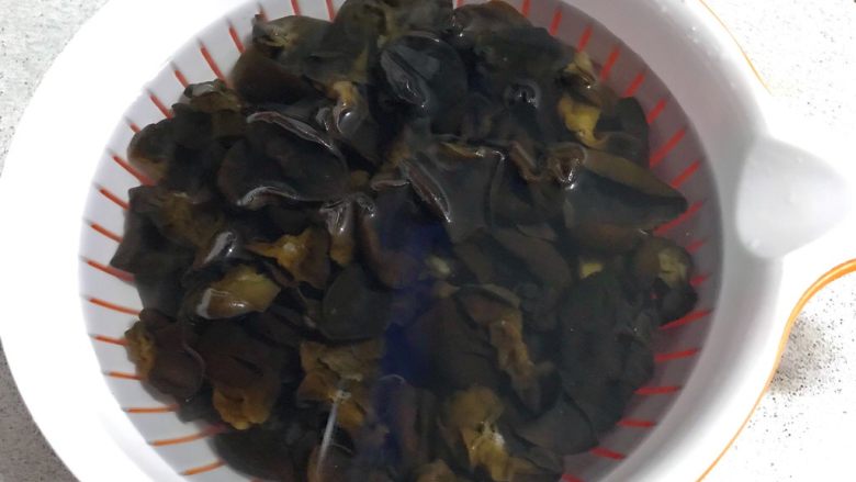 辣子醋溜白菜木耳,泡好的木耳肉质饱满,再次清洗,换几次清水。