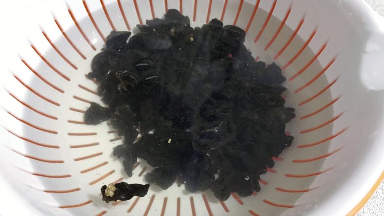 辣子醋溜白菜木耳, 清洗一下尘土,浸水,浸泡至少2个小时。