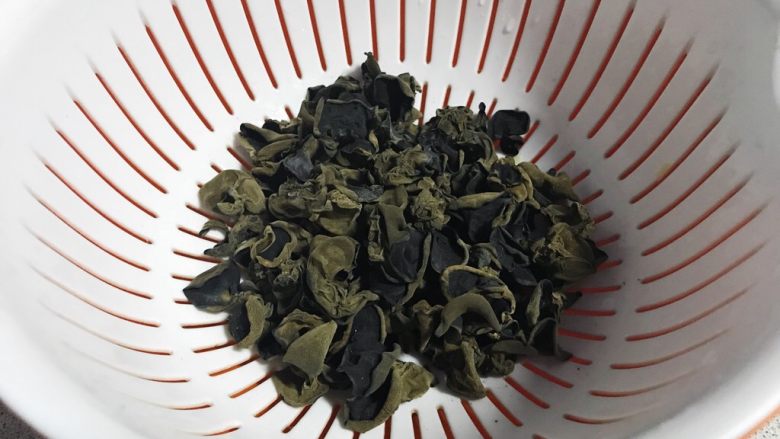 辣子醋溜白菜木耳,干<a style='color:red;display:inline-block;' href='/shicai/ 233'>木耳</a>,选择小朵的肉厚,比较有口感。