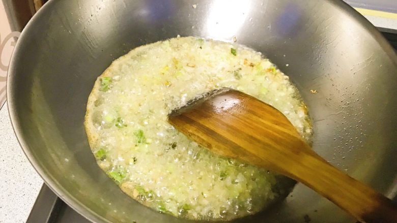 辣子醋溜白菜木耳,油烧热后,爆香葱姜蒜。