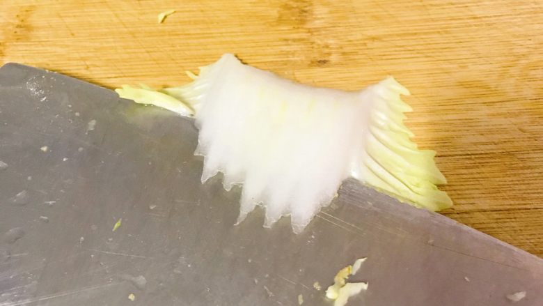 辣子醋溜白菜木耳,白菜掰成一片一片清洗,然后从白菜从梆子部分如图片起。这样切法,白菜更容易吸收滋味。