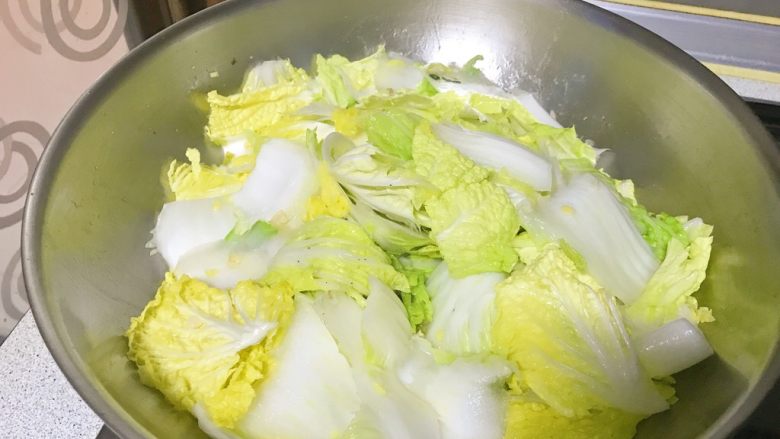 辣子醋溜白菜木耳,倒入<a style='color:red;display:inline-block;' href='/shicai/ 89998'>小红辣椒</a>,爆香,马上倒入白菜片,白菜炒软。